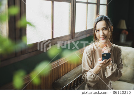 觀看智能手機的婦女 觀看智能手機的婦女 86110250