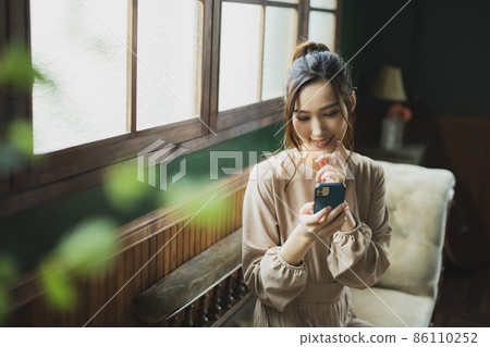 觀看智能手機的婦女 觀看智能手機的婦女 86110252