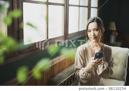 觀看智能手機的婦女 觀看智能手機的婦女 86110254