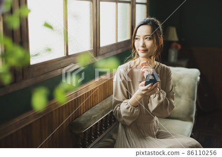 觀看智能手機的婦女 觀看智能手機的婦女 86110256
