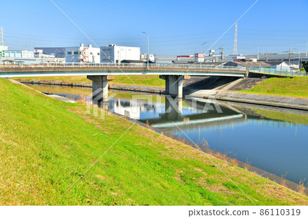 從下游看新芝川大橋/新芝川（埼玉縣川口市）[2021.11] 86110319