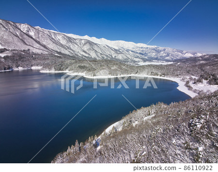 長野縣大町市隆冬的青木湖和白馬三山（無人機鳥瞰圖） 86110922