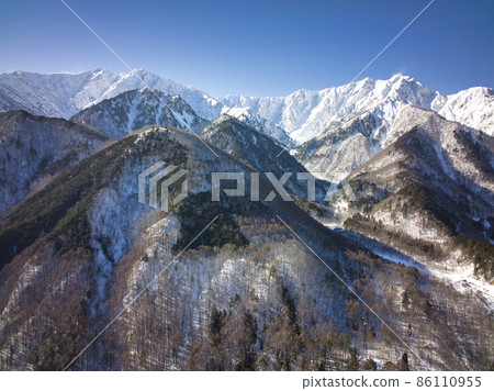 長野縣大町市的治嶽山和鹿島屋利嶽山的壯麗景色（無人機鳥瞰圖） 86110955