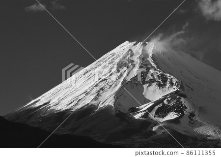冬天的富士用冬天的雲和雪繪製。你可以在休閒的日常生活中看到富士山,一個瞬間的男性形象。 冬天的富士用冬天的雲和雪繪製。你可以在休閒的日常生活中看到富士山,一個瞬間的男性形象。 86111355