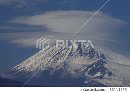 冬天的富士用冬天的雲和雪繪製。你可以在休閒的日常生活中看到富士山，一個瞬間的男性形象。 86111363