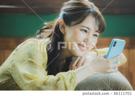 觀看智能手機的婦女 86111701