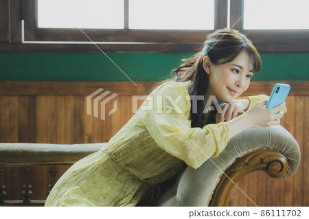 觀看智能手機的婦女 觀看智能手機的婦女 86111702