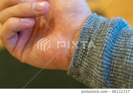 Frayed threads on the cuffs 86112157