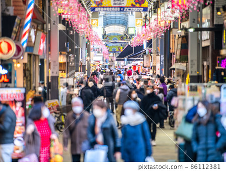 Tokyo cityscape in Japan First over 50,000 people nationwide ... Over 10,000 people in Tokyo for 4 consecutive days ... Many people in Asakusa Shin Nakamise = 22 days Tokyo cityscape in Japan First over 50,000 people nationwide ... Over 10,000 people in Tokyo for 4 consecutive days ... Many people in Asakusa Shin Nakamise = 22 days 86112381
