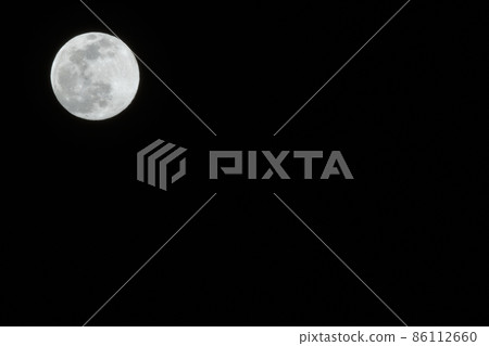 Hakushu-cho, Hokuto City, January 14th night moon (location: upper left) 86112660