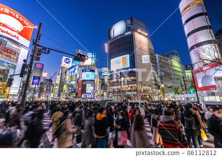 日本東京城市景觀首次在全國范圍內超過50,000人......東京連續4天超過10,000人......由於缺乏判斷力而陷入困境的汽車= 22日，澀谷 86112812