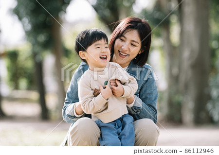 笑臉男孩和母親,育兒/父母/孩子/家庭形象 笑臉男孩和母親,育兒/父母/孩子/家庭形象 86112946