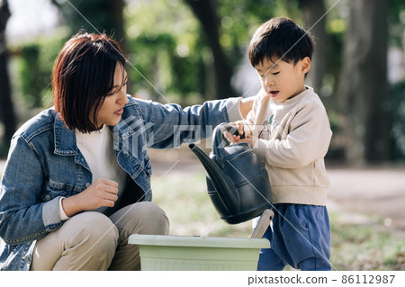 Parents and children who take care of plants, SDGs, environment, sustainability image Parents and children who take care of plants, SDGs, environment, sustainability image 86112987
