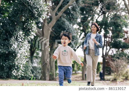 Smiley boy and mother, parenting / parent / child / family image Smiley boy and mother, parenting / parent / child / family image 86113017