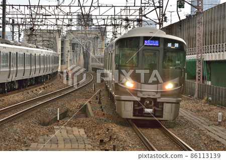 Special Rapid Service 225 series passing through Tsukamoto 86113139
