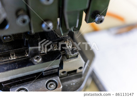 [Machine] Press machine / crimping machine [Industry] 86113147