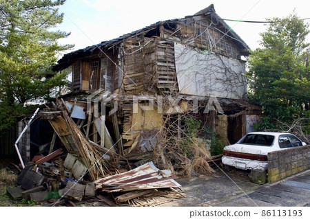 Scenery of abandoned houses and cars 86113193