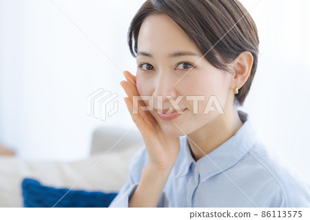 三十多歲的護膚女性 86113575