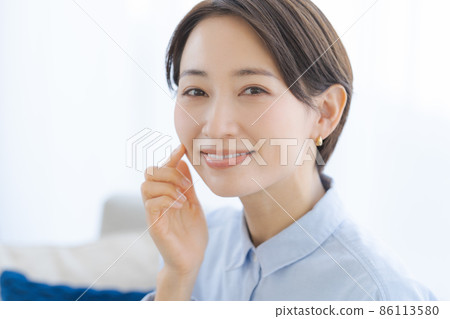 三十多歲的護膚女性 86113580