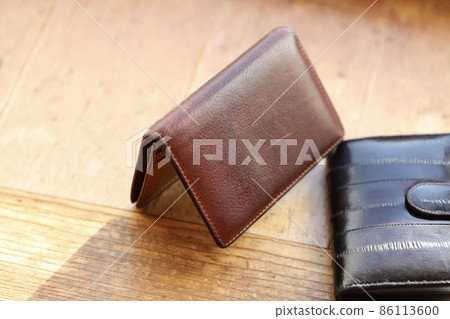 Three types of well-worn genuine leather card cases: eel leather and cowhide 86113600