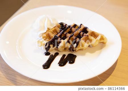 Waffles with delicious chocolate sauce 86114366