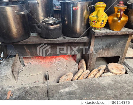 藏族人民奶茶与青稞饼 86114576