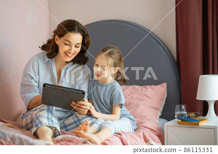 Happy loving family Happy loving family 86115331