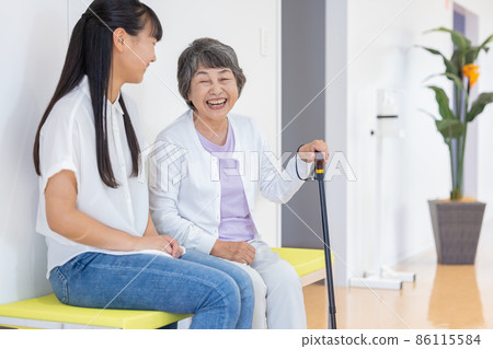 Nursing image portrait of grandchildren and senior women Photographing cooperation: Japanese language school attached to Chuo Institute of Technology Nursing image portrait of grandchildren and senior women Photographing cooperation: Japanese language school attached to Chuo Institute of Technology 86115584