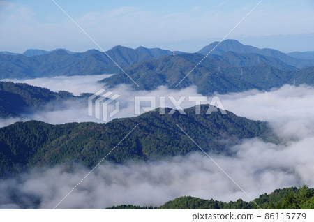 從福井縣今館郡池田町邊科山眺望池田町的低雲 從福井縣今館郡池田町邊科山眺望池田町的低雲 86115779