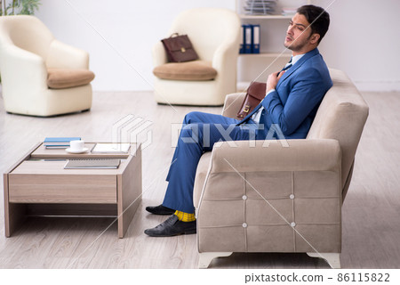 Young businessman employee waiting for business meeting Young businessman employee waiting for business meeting 86115822
