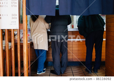 People who eat at a standing soba restaurant 86116092