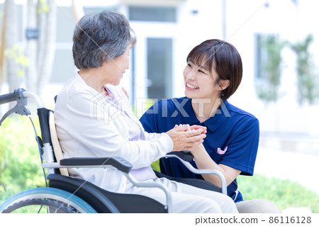 Nursing image Senior woman and caregiver Shooting cooperation: Japanese language school attached to Chuo Technical School Nursing image Senior woman and caregiver Shooting cooperation: Japanese language school attached to Chuo Technical School 86116128