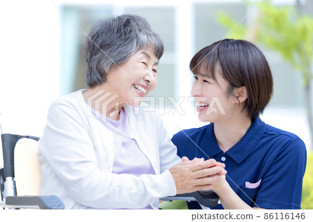 Nursing image Senior woman and caregiver Shooting cooperation: Japanese language school attached to Chuo Technical School Nursing image Senior woman and caregiver Shooting cooperation: Japanese language school attached to Chuo Technical School 86116146