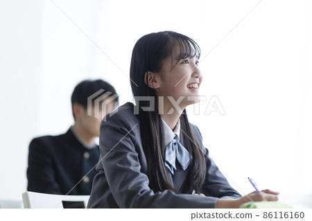 在補習班學習的高中生 86116160