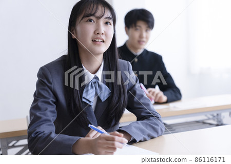在補習班學習的高中生 86116171