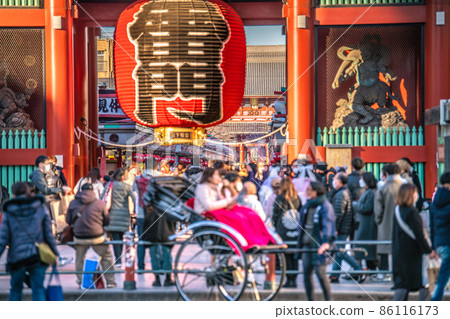 Tokyo cityscape of Japan for the first time over 50,000 people nationwide ... Tokyo over 10,000 people for 4 consecutive days ... Many people at Sensoji Temple = 22 days 86116173