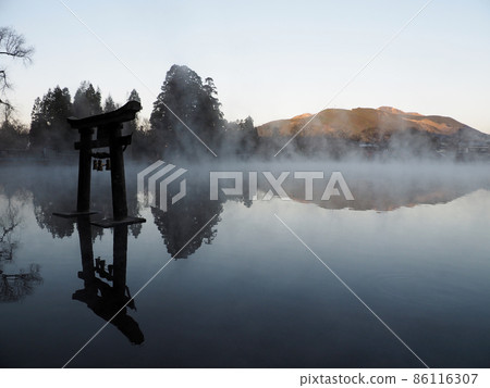 由布院和金鱗湖的夢幻晨霧 由布院和金鱗湖的夢幻晨霧 86116307