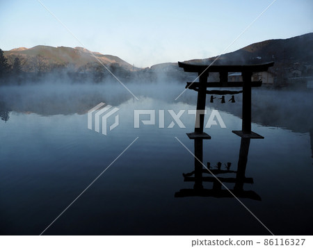 由布院和金鱗湖的夢幻晨霧 86116327