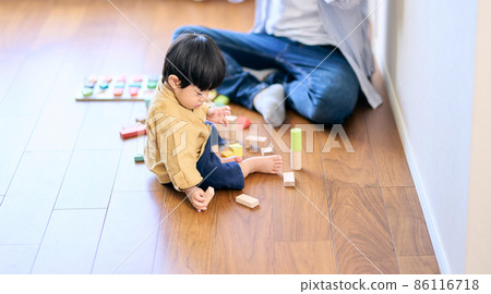 Father playing with his 1 year and 10 month old son 86116718