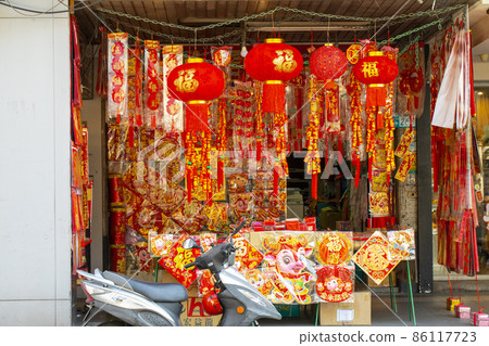 中國春節，傳統飾品，攤販，春聯，中国の旧正月、伝統的な装飾品、ベンダー、二行連句、couplets, 86117723