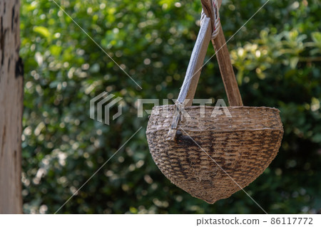 Ancient wooden water scoop for scooping water. 86117772