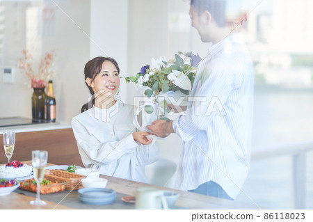A man handing a bouquet on an anniversary 86118023