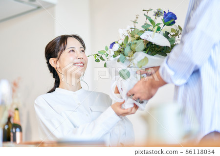 一個男人在周年紀念日遞花束 86118034