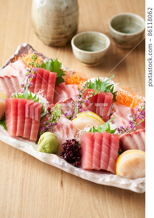 Assorted 4 kinds of sashimi (bigeye tuna, yellowtail, sea bream, scallop) Assorted 4 kinds of sashimi (bigeye tuna, yellowtail, sea bream, scallop) 86118062