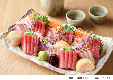 Assorted 4 kinds of sashimi (bigeye tuna, yellowtail, sea bream, scallop) 86118063