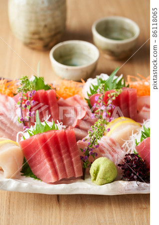 Assorted 4 kinds of sashimi (bigeye tuna, yellowtail, sea bream, scallop) Assorted 4 kinds of sashimi (bigeye tuna, yellowtail, sea bream, scallop) 86118065