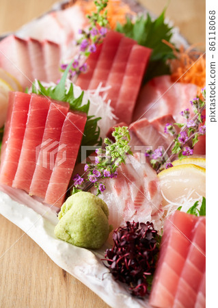 Assorted 4 kinds of sashimi (bigeye tuna, yellowtail, sea bream, scallop) 86118068