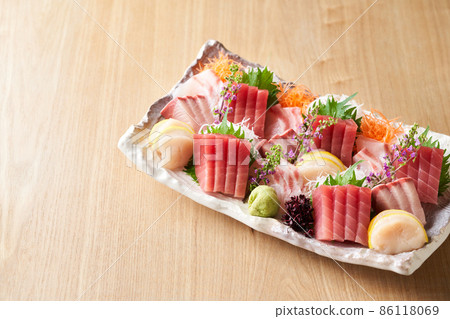 Assorted 4 kinds of sashimi (bigeye tuna, yellowtail, sea bream, scallop) Assorted 4 kinds of sashimi (bigeye tuna, yellowtail, sea bream, scallop) 86118069