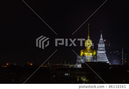 Aerial view of Beautiful The Giant Golden Buddha in Wat Paknam Phasi Charoen Temple in Phasi Charoen district at night. 86118161