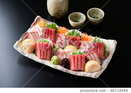 Assorted 4 kinds of sashimi (bigeye tuna, yellowtail, sea bream, scallop) 86118489